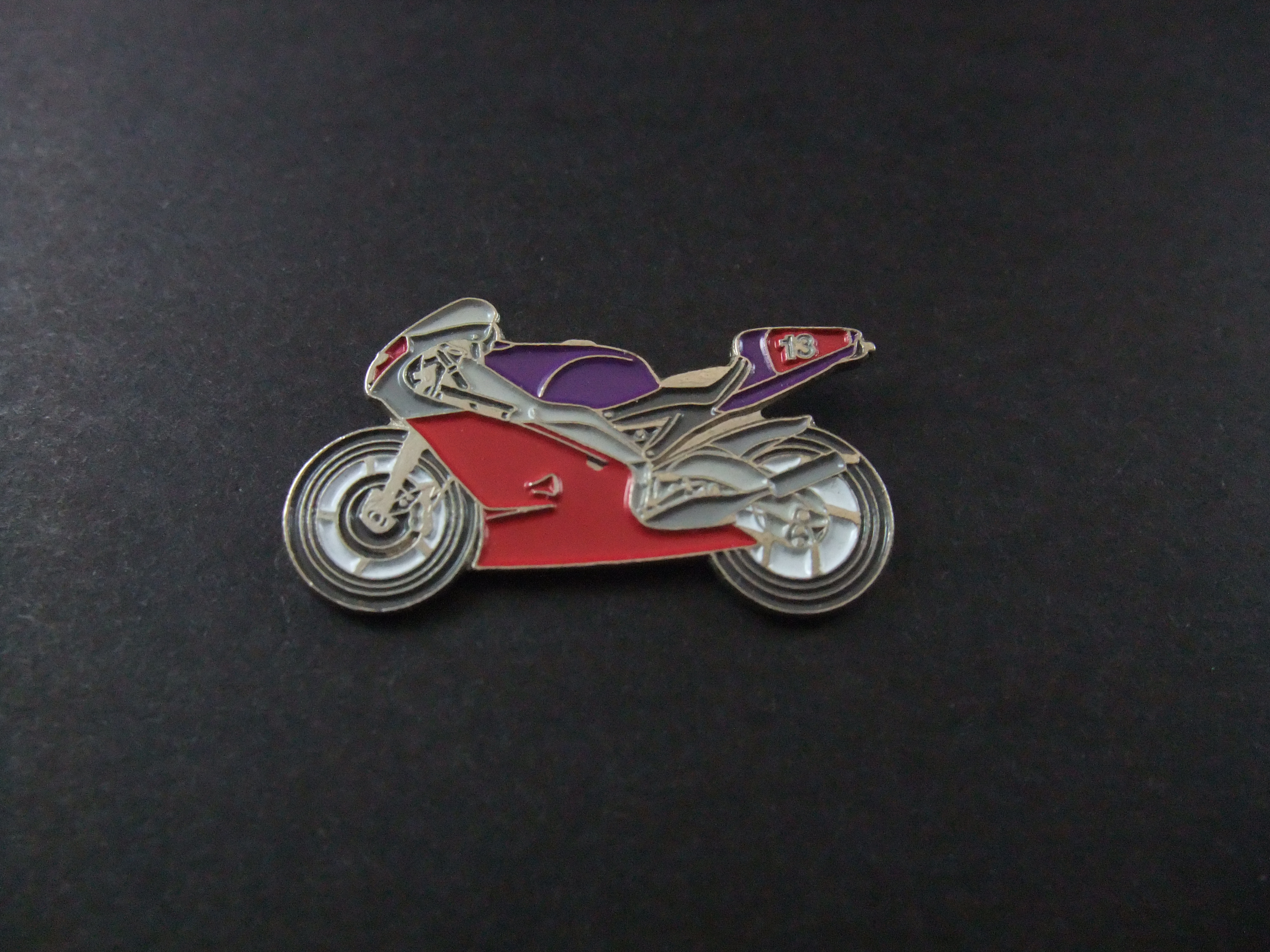 Aprilia RSW-2 500 racemotorfiets jaren 90, startnummer 13, rood-paars